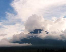 雲のかかる富士　撮影(2000.8.5) by きょう
